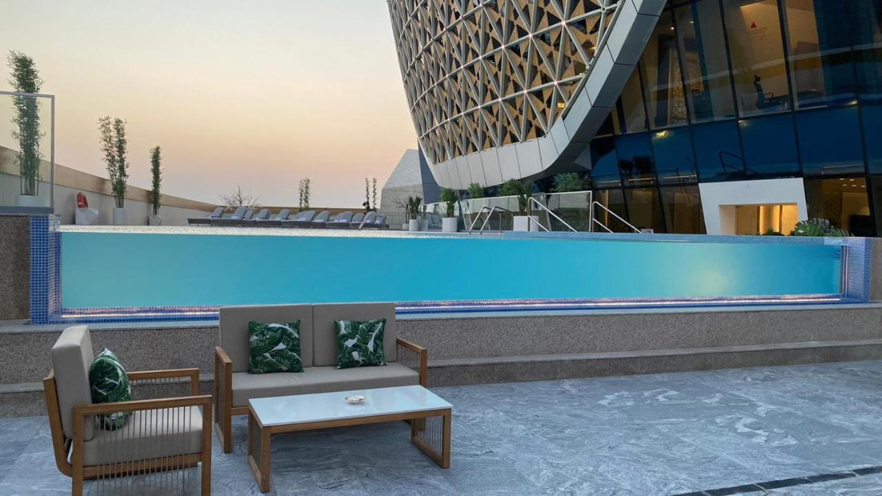 Velero Hotel Doha Lusail Exterior foto The pool at the Ritz-Carlton, DIFC