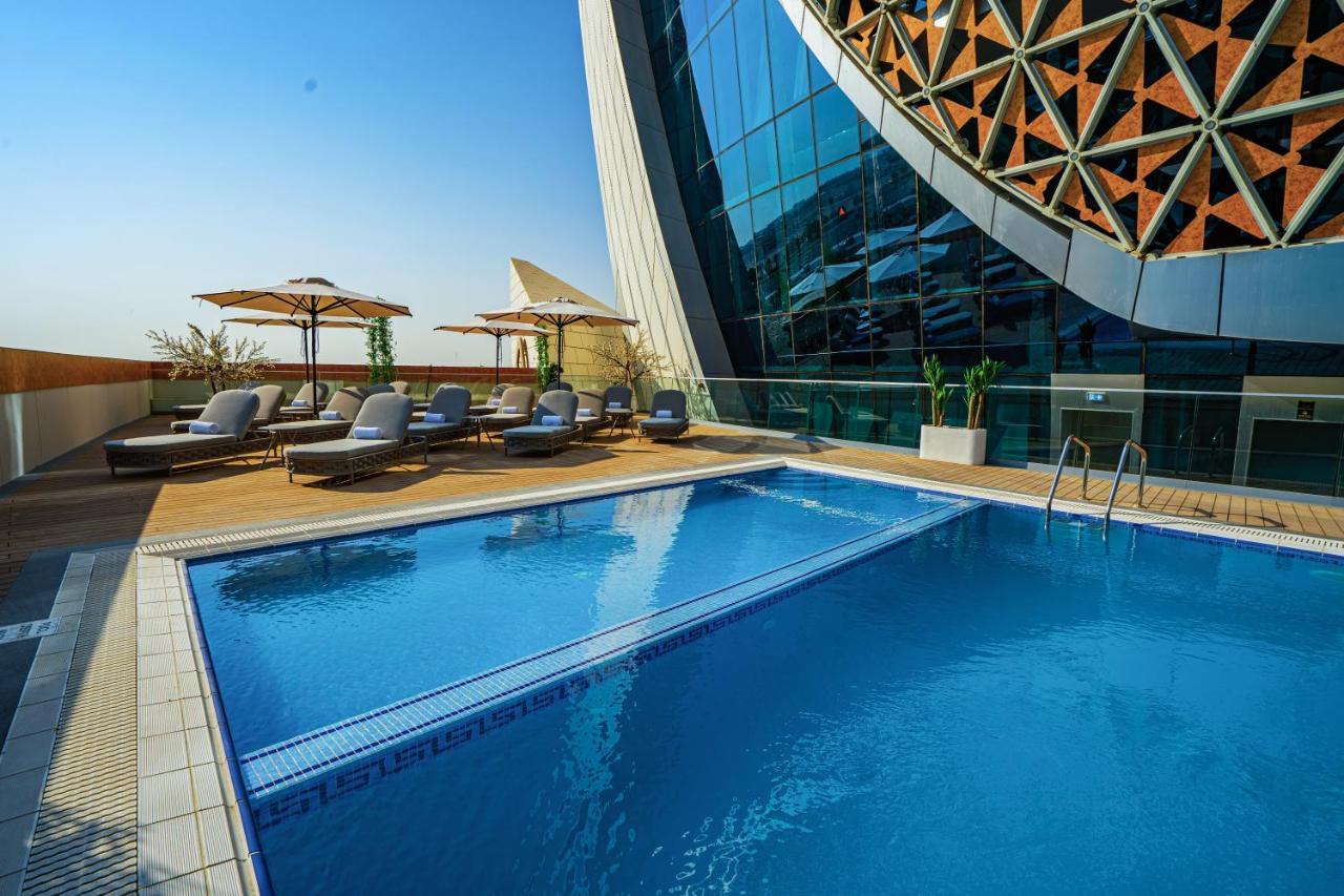 Velero Hotel Doha Lusail Exterior foto The swimming pool at the hotel