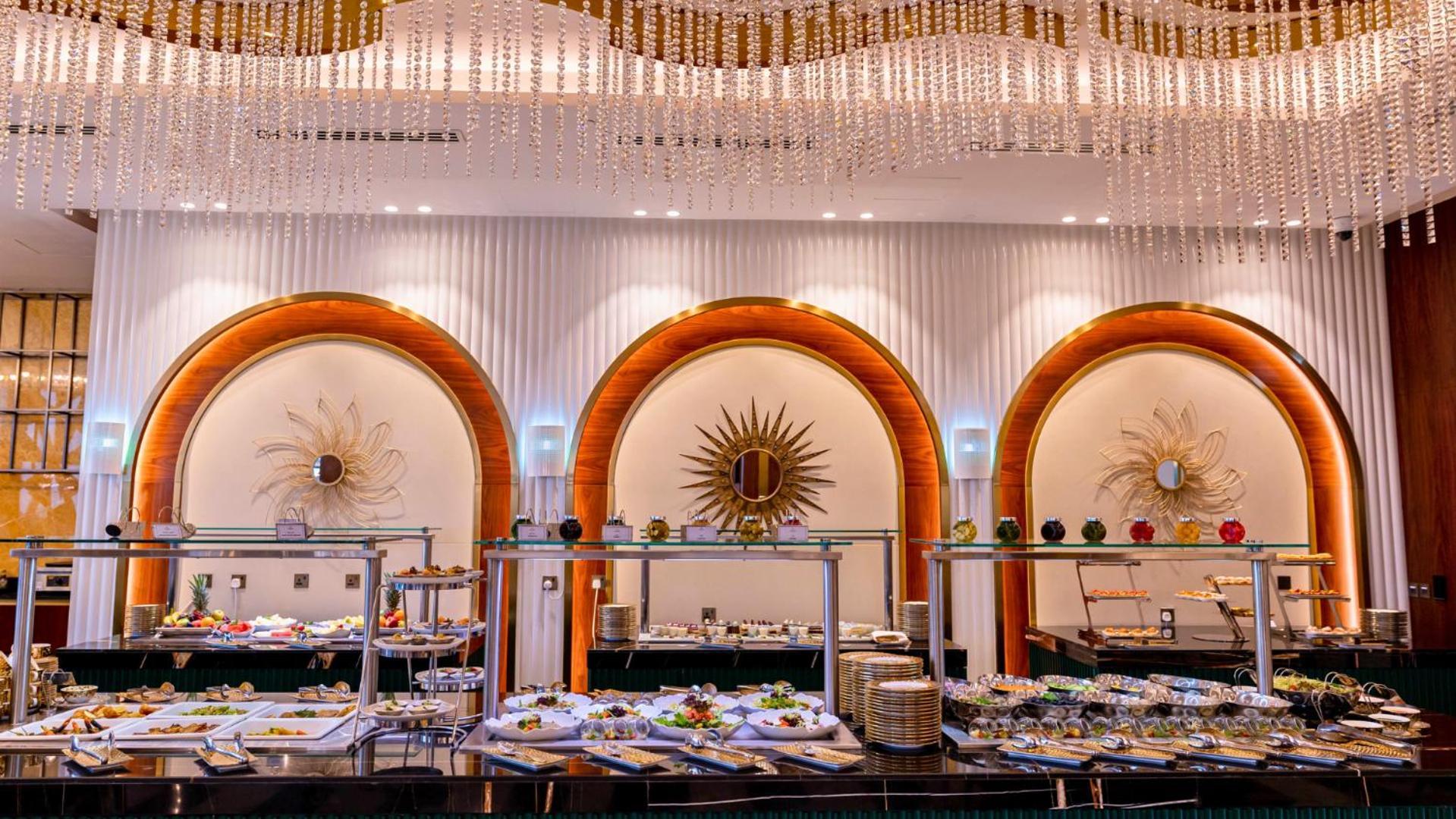 Velero Hotel Doha Lusail Exterior foto The buffet at the Grand Ballroom