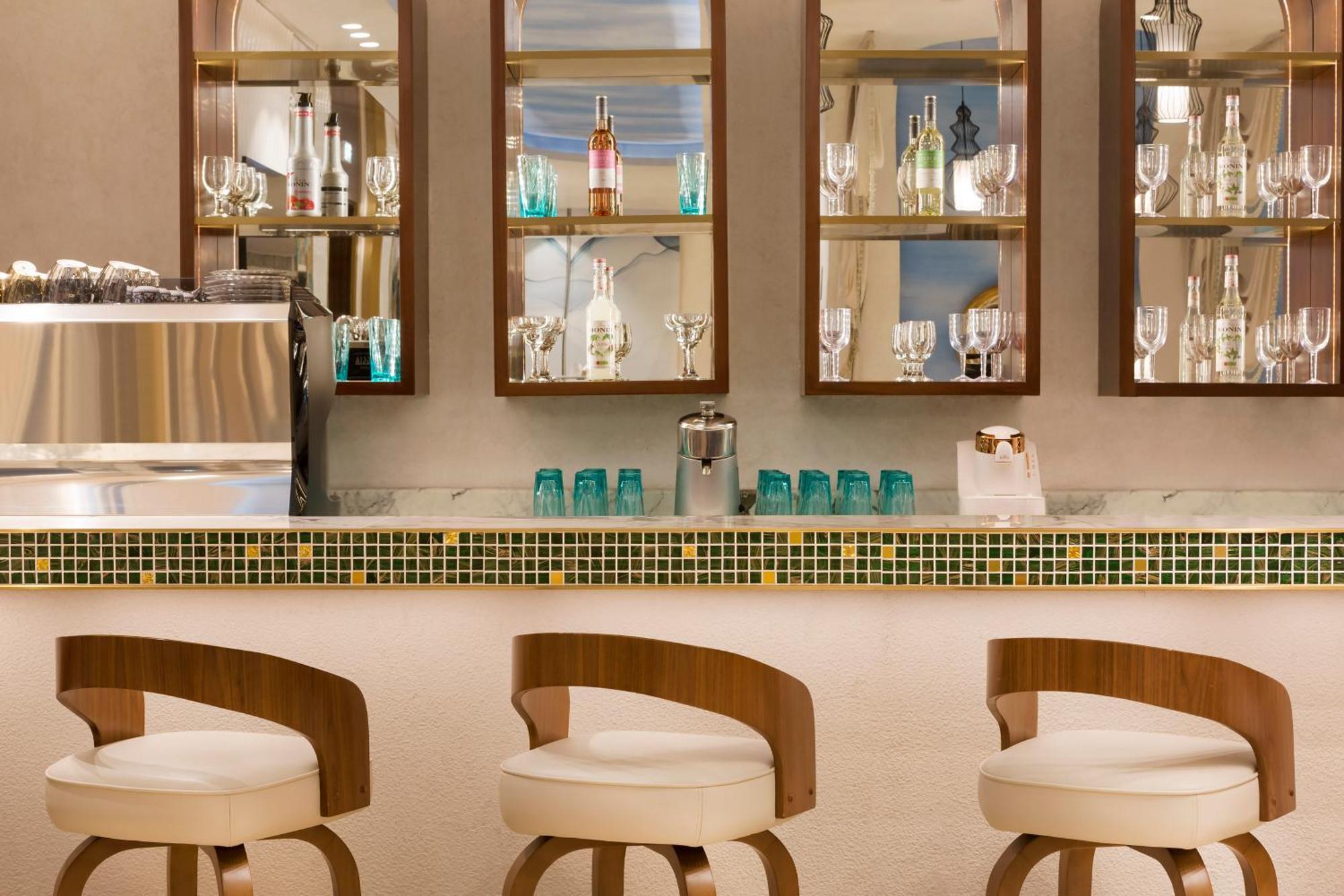 Velero Hotel Doha Lusail Exterior foto The bar at the hotel