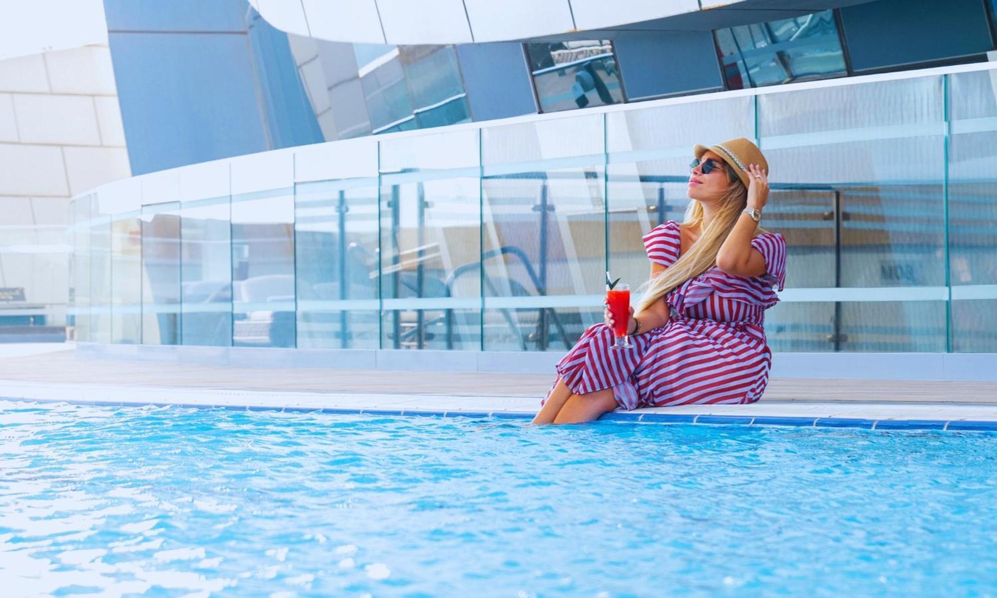 Velero Hotel Doha Lusail Exterior foto A woman sunbathing