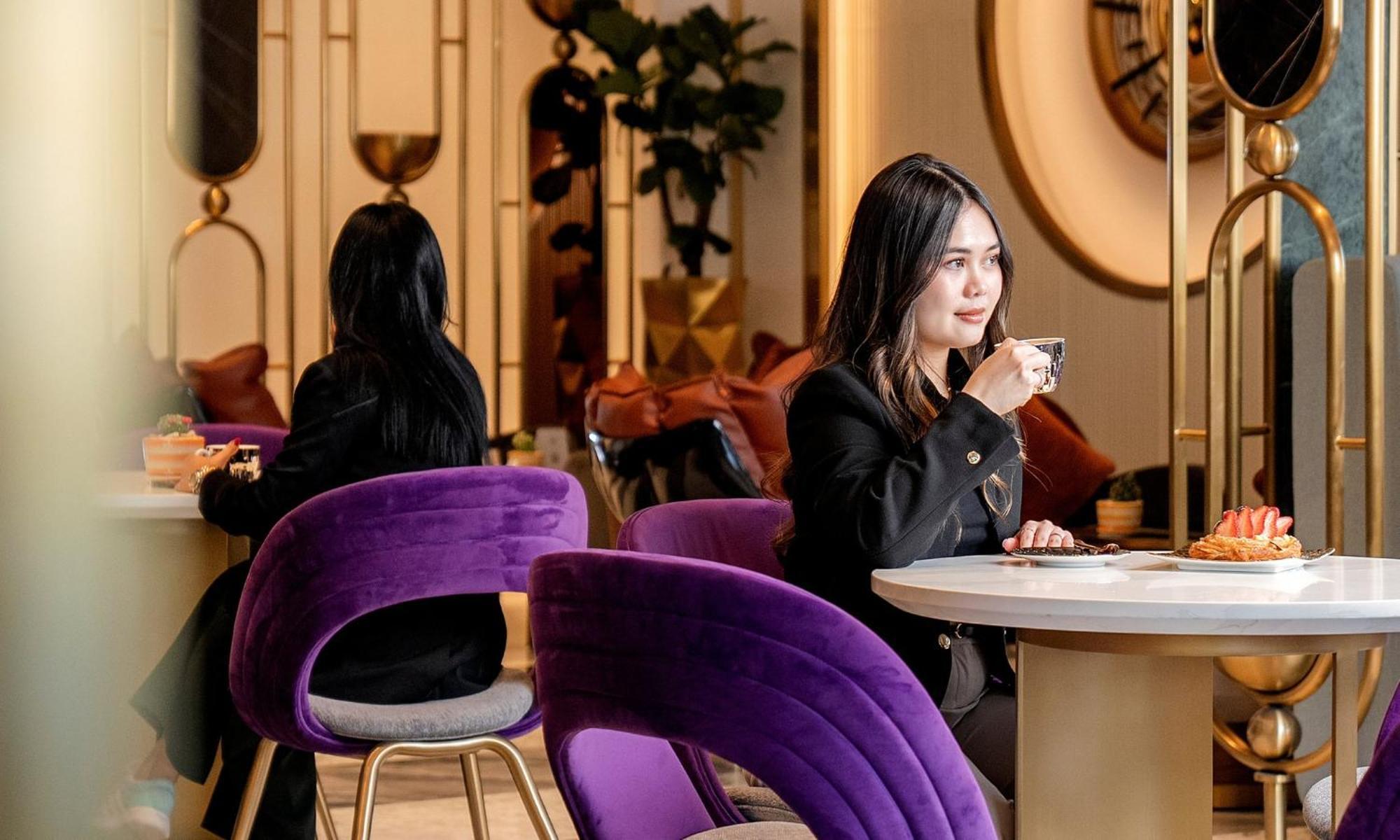 Velero Hotel Doha Lusail Exterior foto A woman in a restaurant