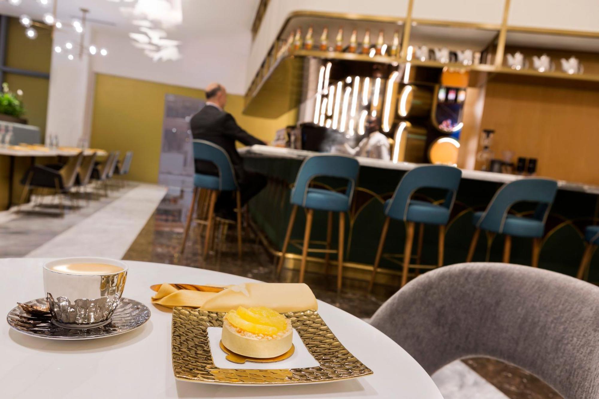 Velero Hotel Doha Lusail Exterior foto The bar at the lounge