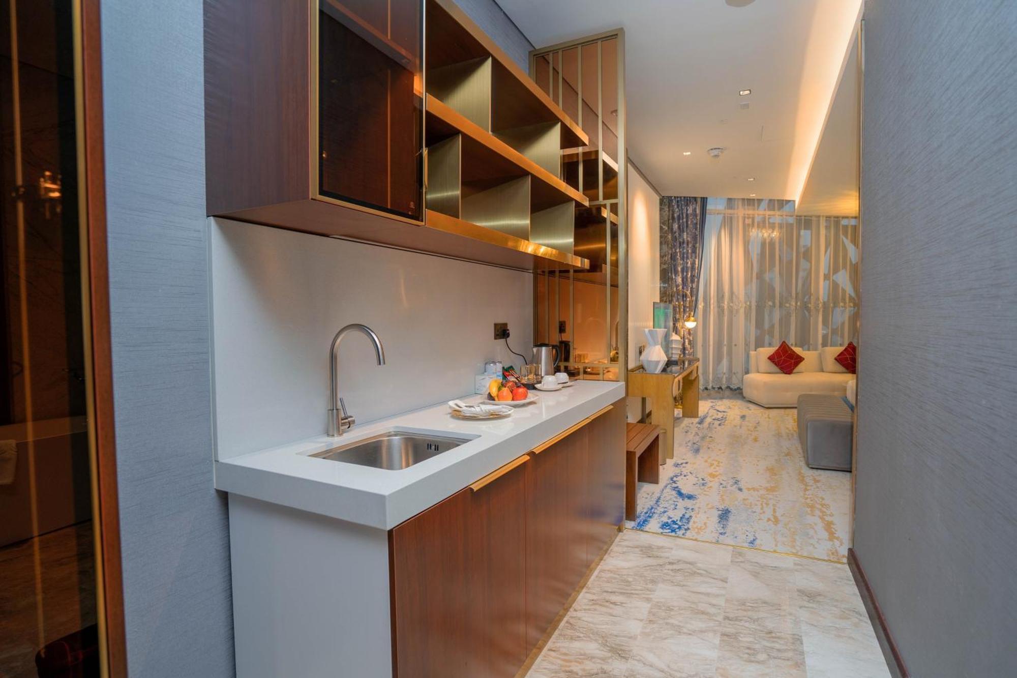 Velero Hotel Doha Lusail Exterior foto A kitchen in a hotel suite