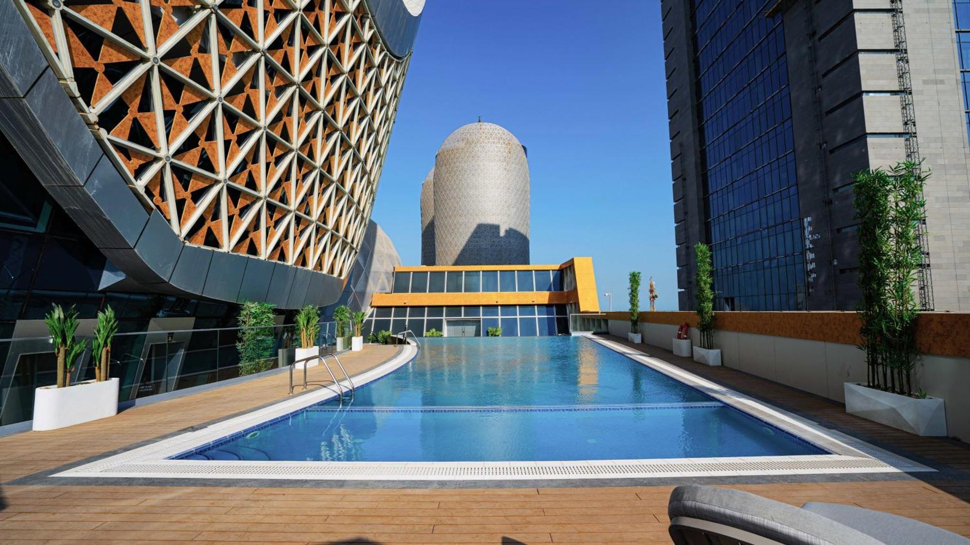 Velero Hotel Doha Lusail Exterior foto The pool at the top of the hotel