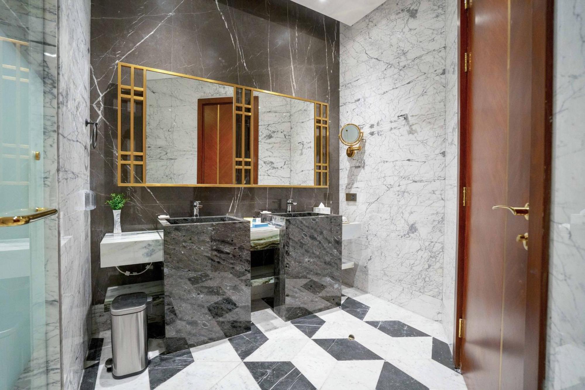 Velero Hotel Doha Lusail Exterior foto Bathroom