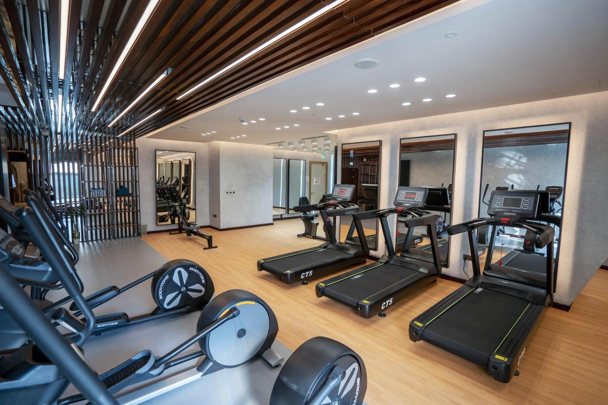 Velero Hotel Doha Lusail Exterior foto The gym at the hotel